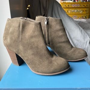 *AVAIL TIL 9/15* Old Navy heeled booties, size 6, olive green